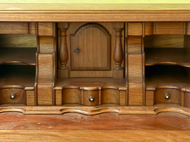 Escrivaninha antiga em madeira