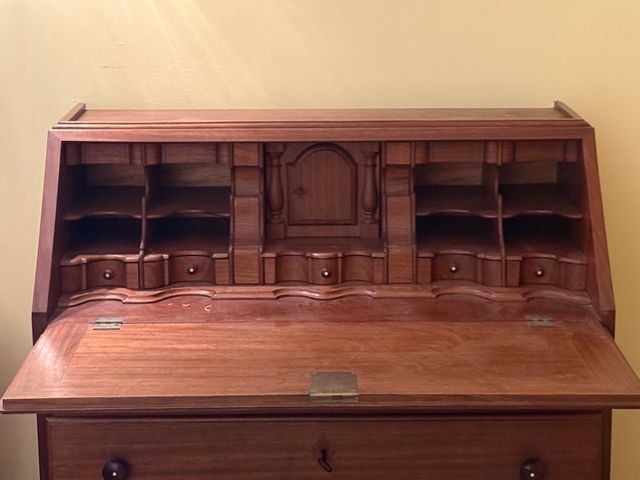 Escrivaninha antiga em madeira