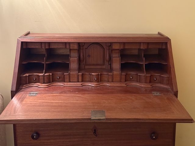 Escrivaninha antiga em madeira