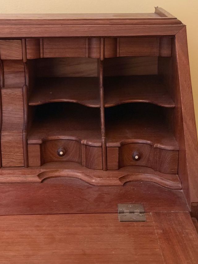 Escrivaninha antiga em madeira