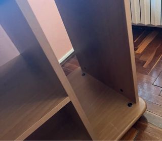 scrivania color rovere divisa in scomparti 