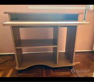 scrivania color rovere divisa in scomparti 