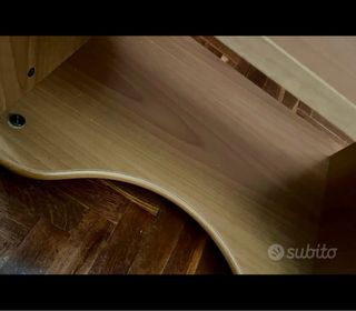 scrivania color rovere divisa in scomparti 