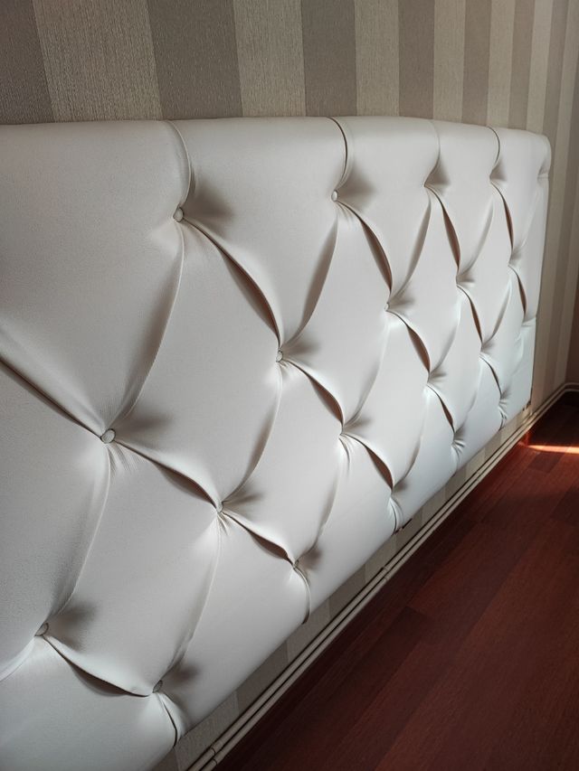 Testiera trapuntata e bianca molto bella