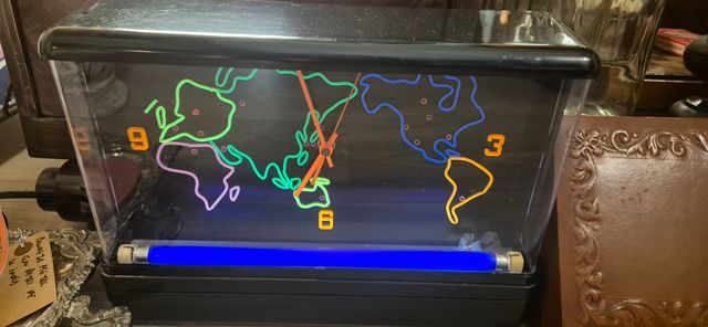 Reloj sobremesa años 80 mapamundi