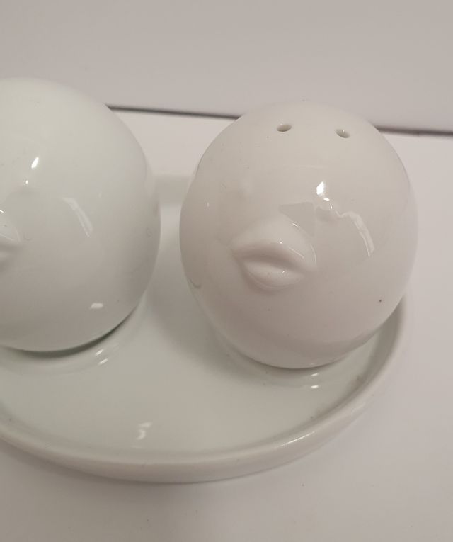 Sale/pepe in ceramica a forma di