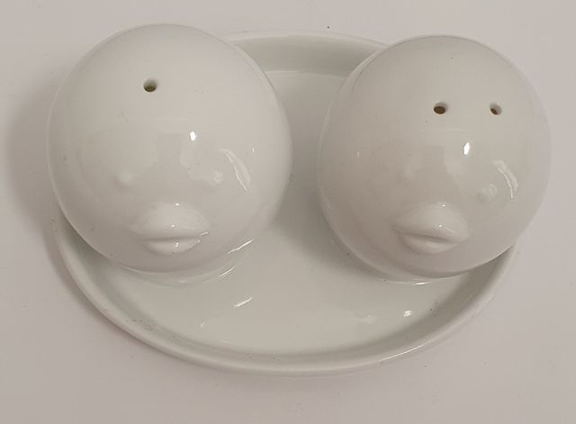 Sale/pepe in ceramica a forma di