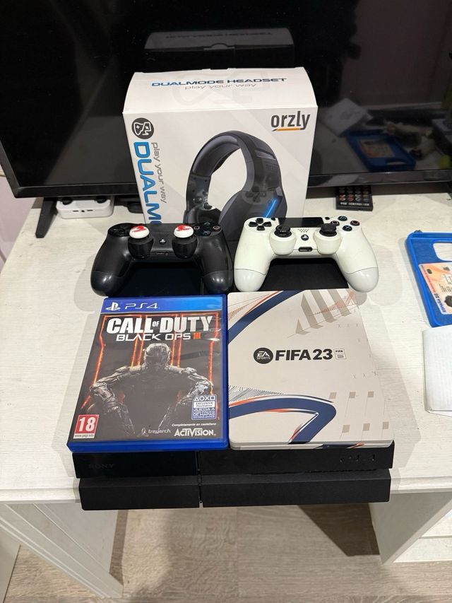 PS4 con dos juegos dos mandos
