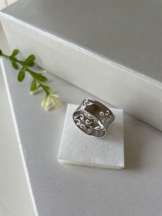 Anillo oro blanco 18 kt. , calado