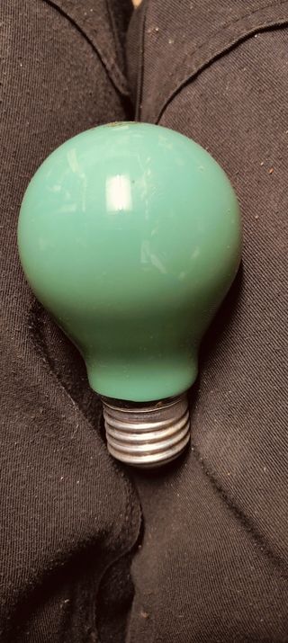 Lampadine a incandescenza in blu, verde...