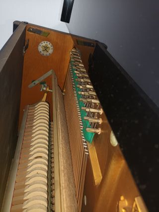 Piano vertical fabricado en Japon