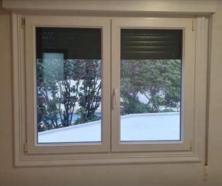 Ventana climalit de PVC con persiana y marco