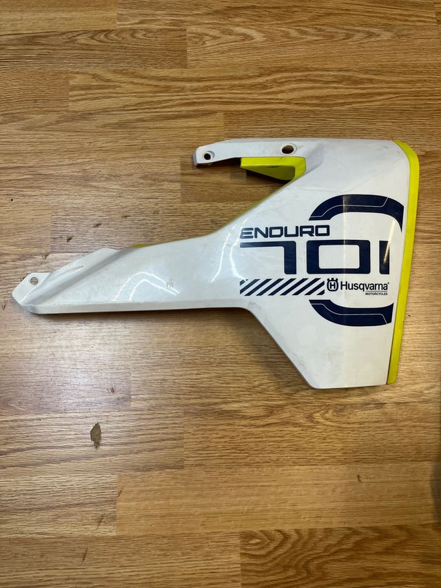 Tapa derecha 701 enduro