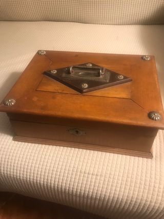 Caja antigua de madera con asa