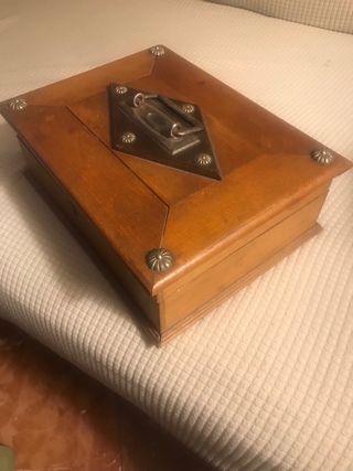 Caja antigua de madera con asa
