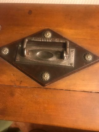 Caja antigua de madera con asa