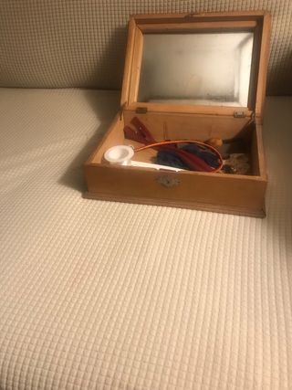 Caja antigua de madera con asa