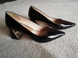 Zapatos de charol Zara tacón cuadrado punta aguda