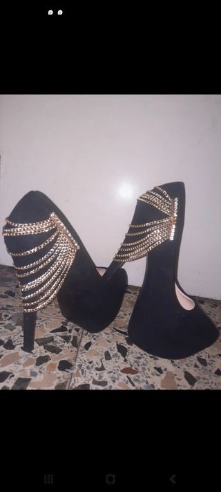 Tacón Elegante y Glamour