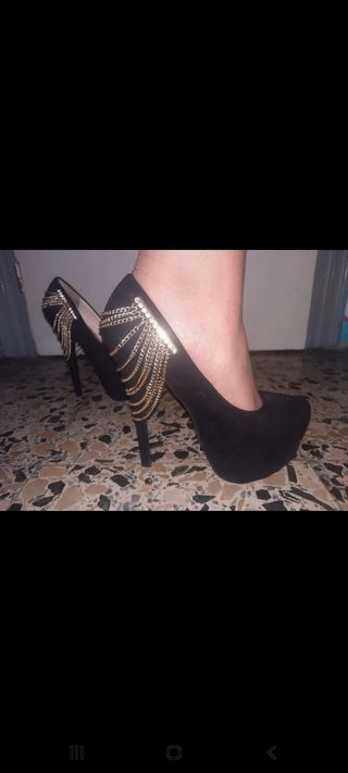 Tacón Elegante y Glamour
