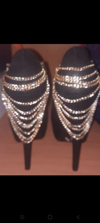 Tacón Elegante y Glamour
