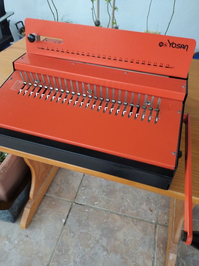 TROQUELADORA VINTAGE PARA HACER LIBRETAS