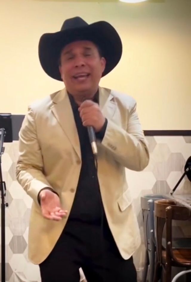 Cantante "El Cardenalito"... Tlf. 625740631