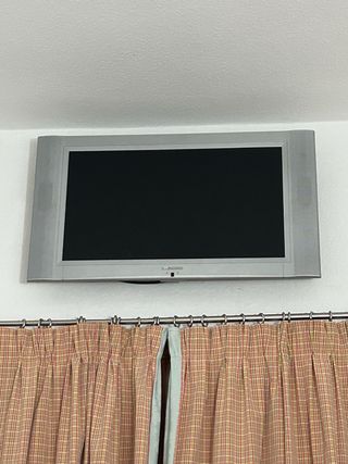 Televisión Grunkel 30 pulgadas con soporte a pared