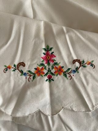 Mantel artesanal bordado y ganchillo