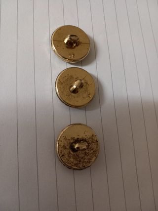 3 bottoni dorati
