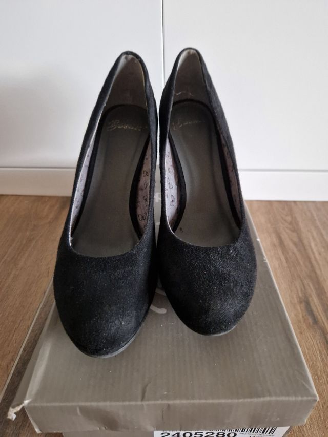 Zapatos salón negros.