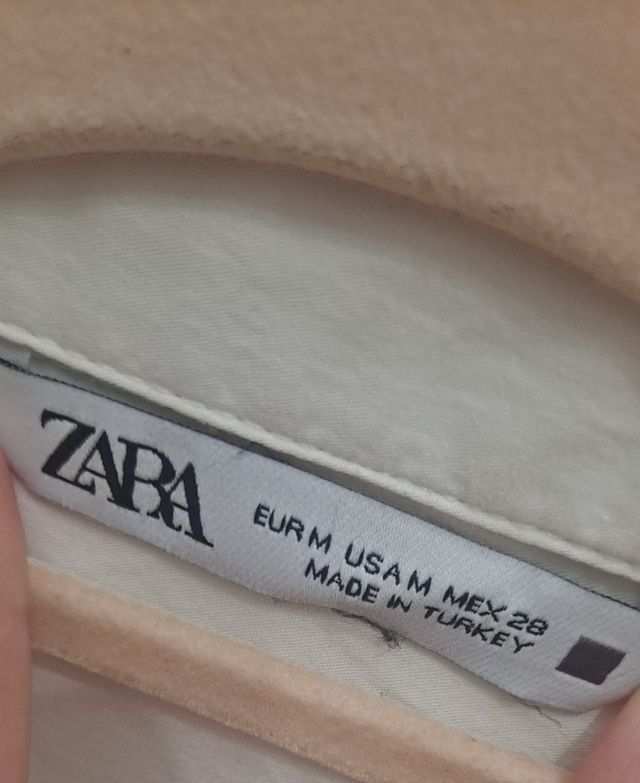 Camisa blanca con tachuelas en bolsillos