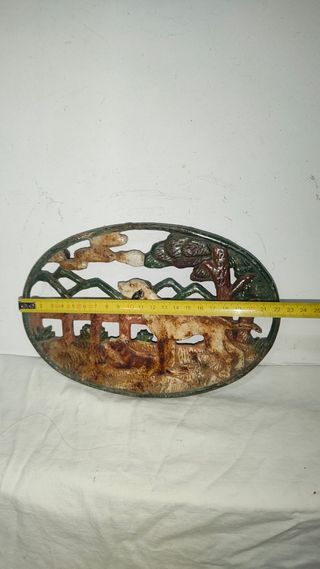 Antiguo salvamanteles reposa ollas hierro perro