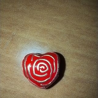 Charm corazón rojo