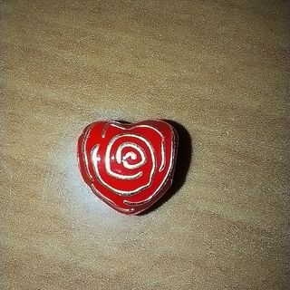Charm corazón rojo