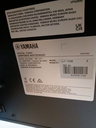 Piano digital Yamaha CLP 725
