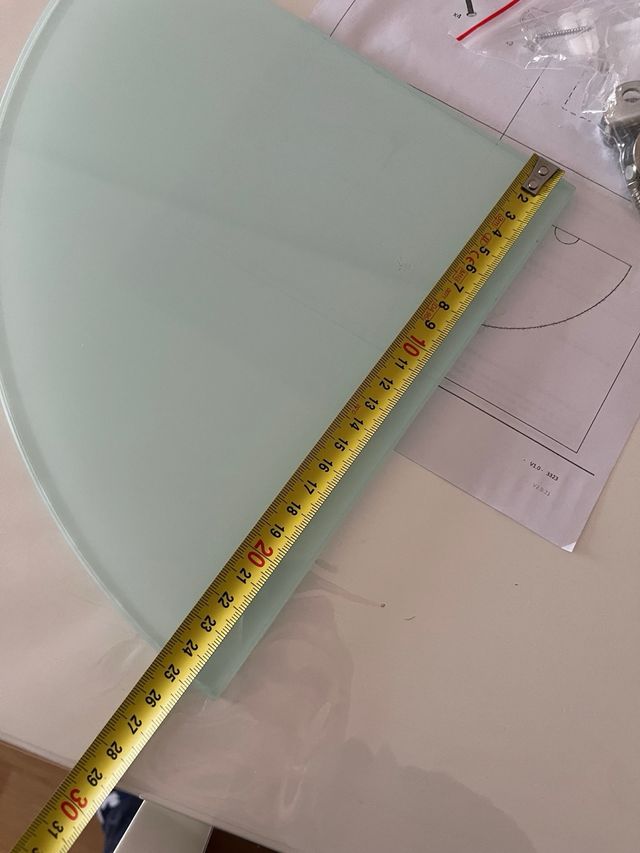 Balda de vidrio en esquina