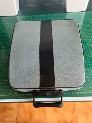 Maquina de escribir portatil Oliveti Letera 32