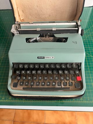 Maquina de escribir portatil Oliveti Letera 32