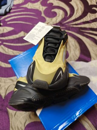 Adidas Yeezy 700