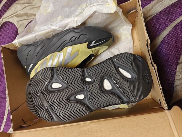 Adidas Yeezy 700
