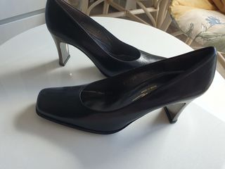 Zapatos negros nuevos en piel. Marca amante