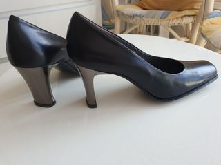 Zapatos negros nuevos en piel. Marca amante
