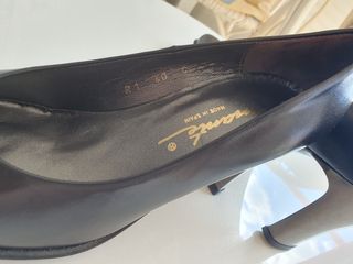 Zapatos negros nuevos en piel. Marca amante