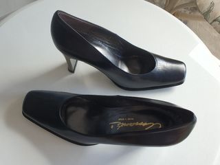 Zapatos negros nuevos en piel. Marca amante