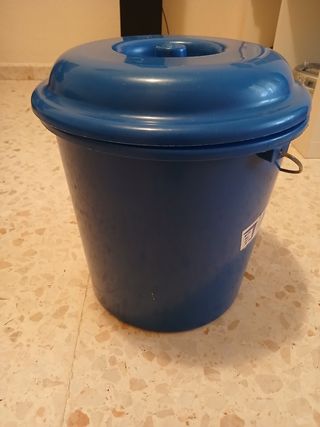 Cubo de plástico con tapadera 