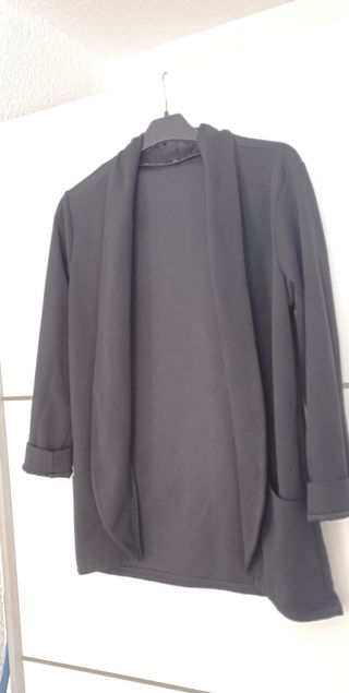 Chaqueta negra clásica de diseño formal