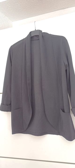 Chaqueta negra clásica de diseño formal