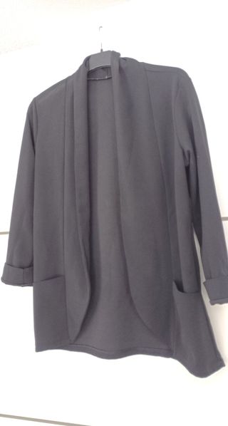 Chaqueta negra clásica de diseño formal