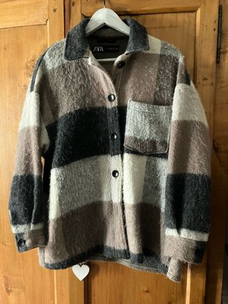 Chaqueta con flecos en la espalda